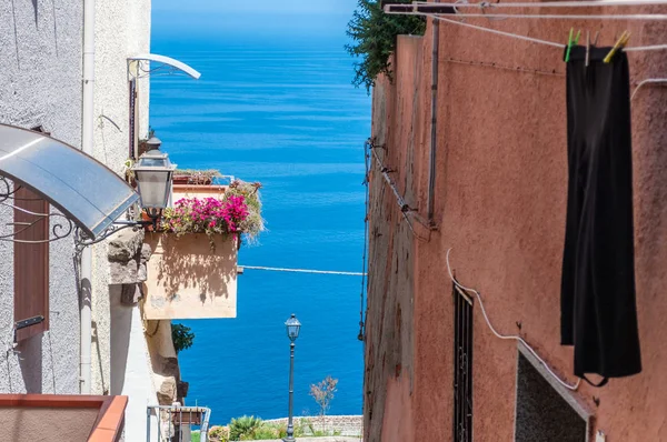 Castelsardo gamla staden vacker gränd — Stockfoto