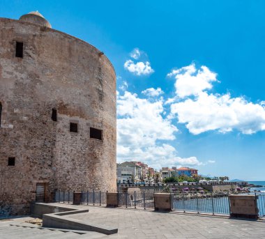 Alghero'da Sulis Tower yakınındaki surlar üzerinde yaya bölgesi 