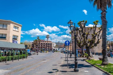 Alghero'da Sulis Tower yakınındaki surlar üzerinde yaya bölgesi 