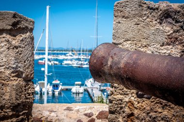 Alghero ına güneşli gün bahar surlar üzerinde antik toplar