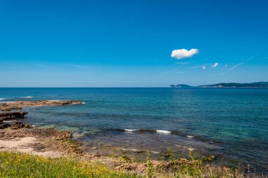 capo caccia Alghero bahar güneşli bir günde şehirden sahil görünümü