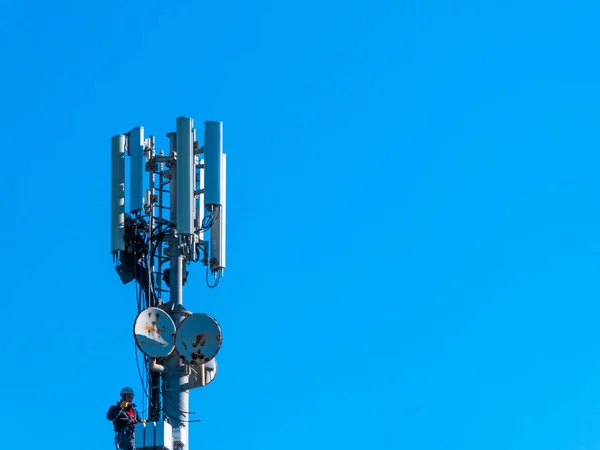 Werknemers die aan een antenne werken — Stockfoto