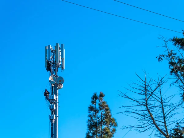 Werknemers die aan een antenne werken — Stockfoto