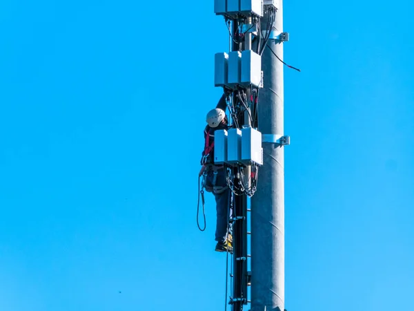 Werknemers die aan een antenne werken — Stockfoto