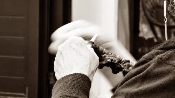 黒と白のテラスで編み物をする老婦人の手を閉じて — ストック動画