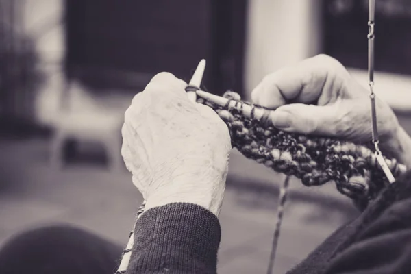 Gros Plan Sur Les Mains Vieille Dame Pour Tricoter Dans — Photo