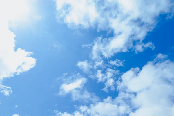 Baharın Mavi Güneşli Gökyüzünde Bulutlu Bir Hava — Stok fotoğraf