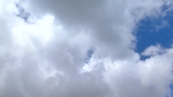 Timelapse des nuages dans un ciel bleu par une journée ensoleillée 