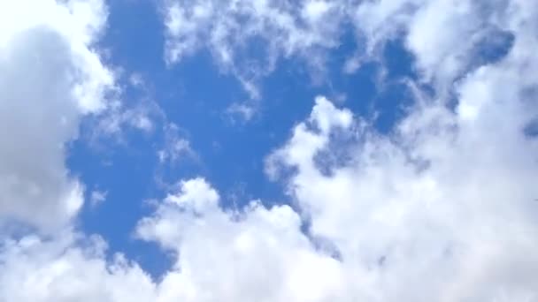 Timelapse des nuages dans un ciel bleu par une journée ensoleillée 