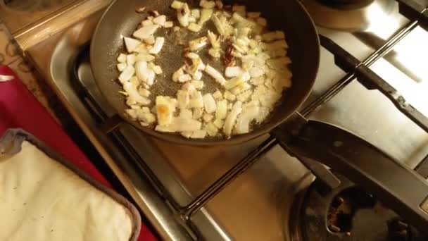 用洋葱酱和冷冻豌豆在炊具上烹调锅的全景 — 图库视频影像