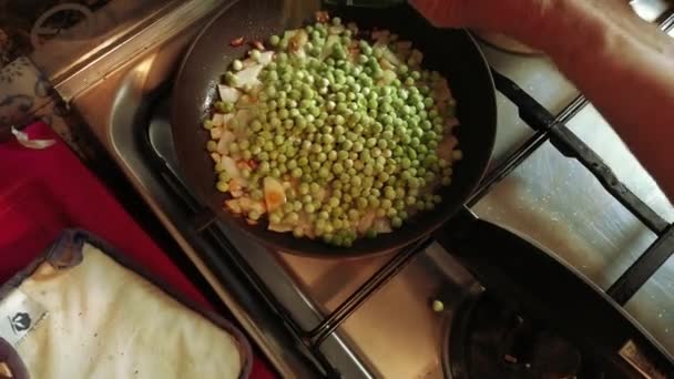 Pan View Matlagning Pan Med Lök Saut Och Frysta Ärtor — Stockvideo