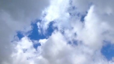 Güneşli bir günde mavi gökyüzünde bulutların zamanı.