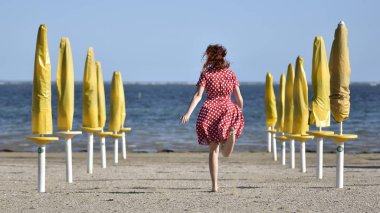 Yeşil çimenlikteki tavşancık. Daisy Coronet Bunny Head 'de. Genç Paskalya tavşanı.