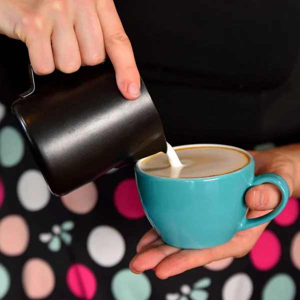 Versare Latte Caldo Dal Contenitore Una Tazza Caffè Blu Preparazione — Foto Stock