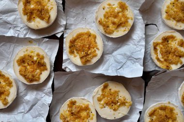 Camembert turşuya hazır, dilimlenmiş peynir, baharat ve soğanla kaplı..