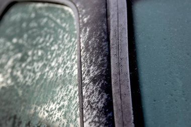 Arabanın penceresi buzla kaplı..