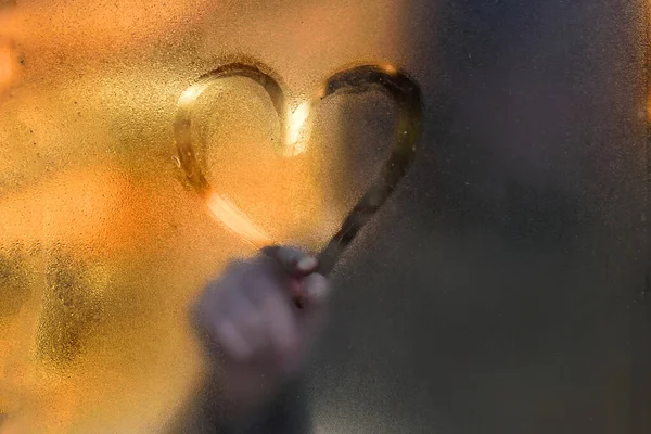 Mädchen Malt Ein Herz Auf Ein Taufrisches Fenster Zeichnen Mit — Stockfoto