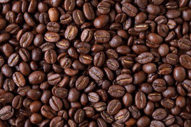 Kahve çekirdekleri döküldü, koyu, kahverengi, kavrulmuş. Yukarıdan görüntüle.