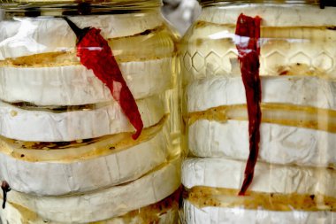 Camembert zeytinyağı ve baharatla marine edilmiş, olgunlaşmış peynir..