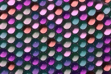 Renk topları arka planı. Yan yana çok renkli toplar, ıslak parlak görünüş ve pastel renkler. Mor gölgelerin arkaplanı.