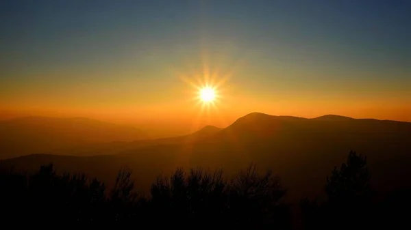 Sunset Ower Mountain Orange Sun Disk Sets Dark Silhouette Hill — Stock Photo, Image