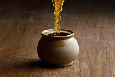 Tuz öğütücüden tuz dolu bir masaya düşer. El ele tutuşan tuz öğütücü, bir yığın tuz. Öğütücü ve tuz piramidi hakkında ayrıntı.