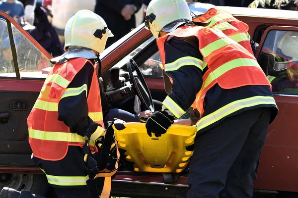 Strażacy Wyciągają Rannego Wypadku Samochodowego Obrazy Stockowe bez tantiem