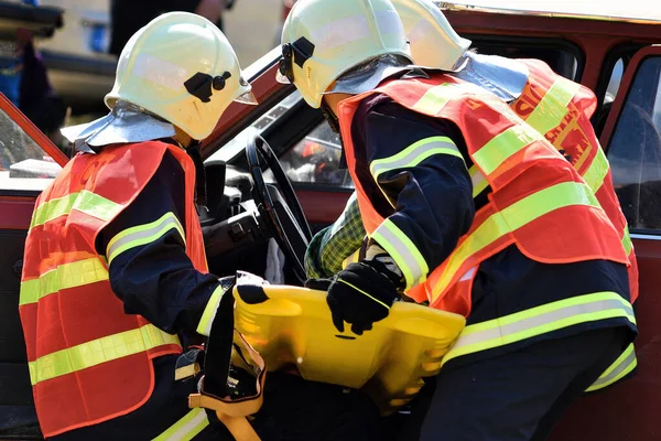 Strażacy Wyciągają Rannego Wypadku Samochodowego Obrazek Stockowy