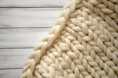 Rahat beyaz İskandinav yatak odası iç. Güzel Merinos yünlü ekose dekore edilmiş oda ve kat, süper tıknaz iplik örme battaniye