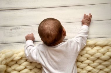 Küçük çocuk bir battaniyeye kalın iplik. Noel tema. Mutlu Sevgililer günü