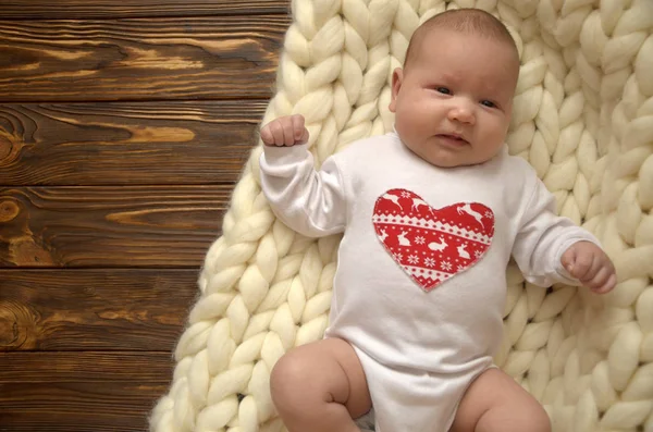 Small child in a blanket of thick yarn. Christmas theme. Happy Valentines Day — Stock Photo, Image