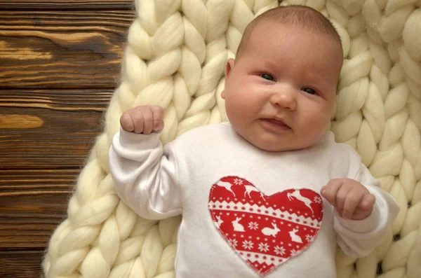 Small child in a blanket of thick yarn. Christmas theme. Happy Valentines Day — Stock Photo, Image