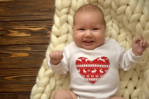 Small child in a blanket of thick yarn. Christmas theme. Happy Valentines Day — Stock Photo, Image