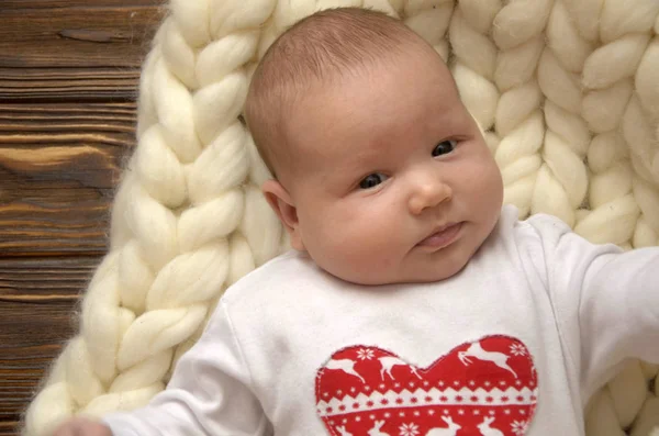 Klein kind in een deken van dik garen. Kerstthema. Happy Valentines Day — Stockfoto