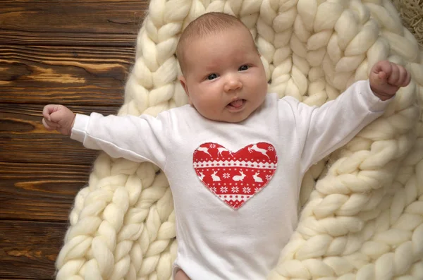 Klein kind in een deken van dik garen. Kerstthema. Happy Valentines Day — Stockfoto