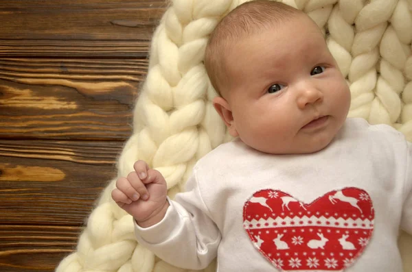 Small child in a blanket of thick yarn. Christmas theme. Happy Valentines Day — Stock Photo, Image