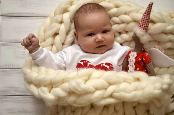 Маленька дитина в ковдру з товстої пряжі. Новорічна тема. Щасливий день Святого Валентина — стокове фото