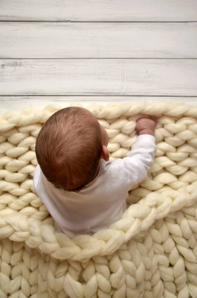 Small child in a blanket of thick yarn. Christmas theme. Happy Valentines Day — Stock Photo, Image