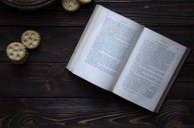 Açık kitap, masada ciltli kitap yığını. Okula dönüş. Kopya alanı.