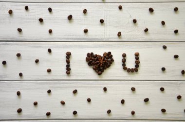 Ben en iyi görünümünü seviyorum - ben kahve çekirdekleri Sarı zemin üzerine yapılmış U kelimeler kalp