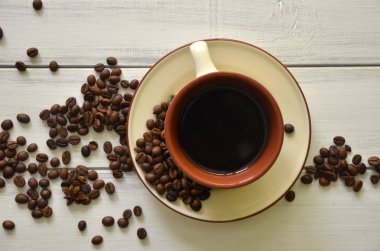 kahve fincanı ve fasulye ahşap masada.