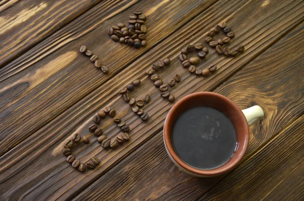 木製テーブルの上のコーヒー豆によって書かれたコーヒーが大好きです。コーヒー テーブルの上のコーヒー豆と書かれて. — ストック写真