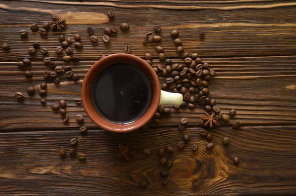 木製のテーブルの上にコーヒーカップとソーサー。暗い背景. — ストック写真