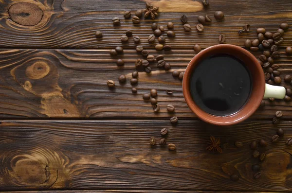 咖啡杯和茶托放在木制桌子上.黑暗背景. — 图库照片