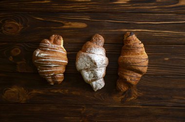 kruvasan ekmek tik ahşap masa üzerinde