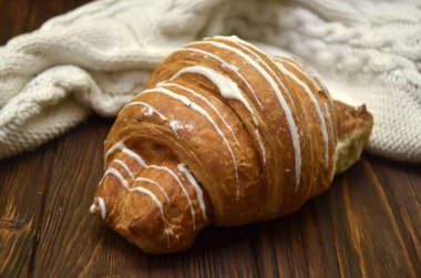 Corissant ve ahşap masa kahve