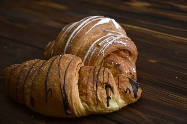 Panadería de croissant sobre tabla de madera de teca — Foto de Stock