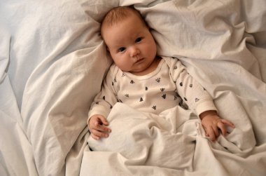 Yatakta yatarken bir çalar saat ile çocuk ve herkes iyi günler diler. iş zamanı. Uyku zamanı. En iyi viev