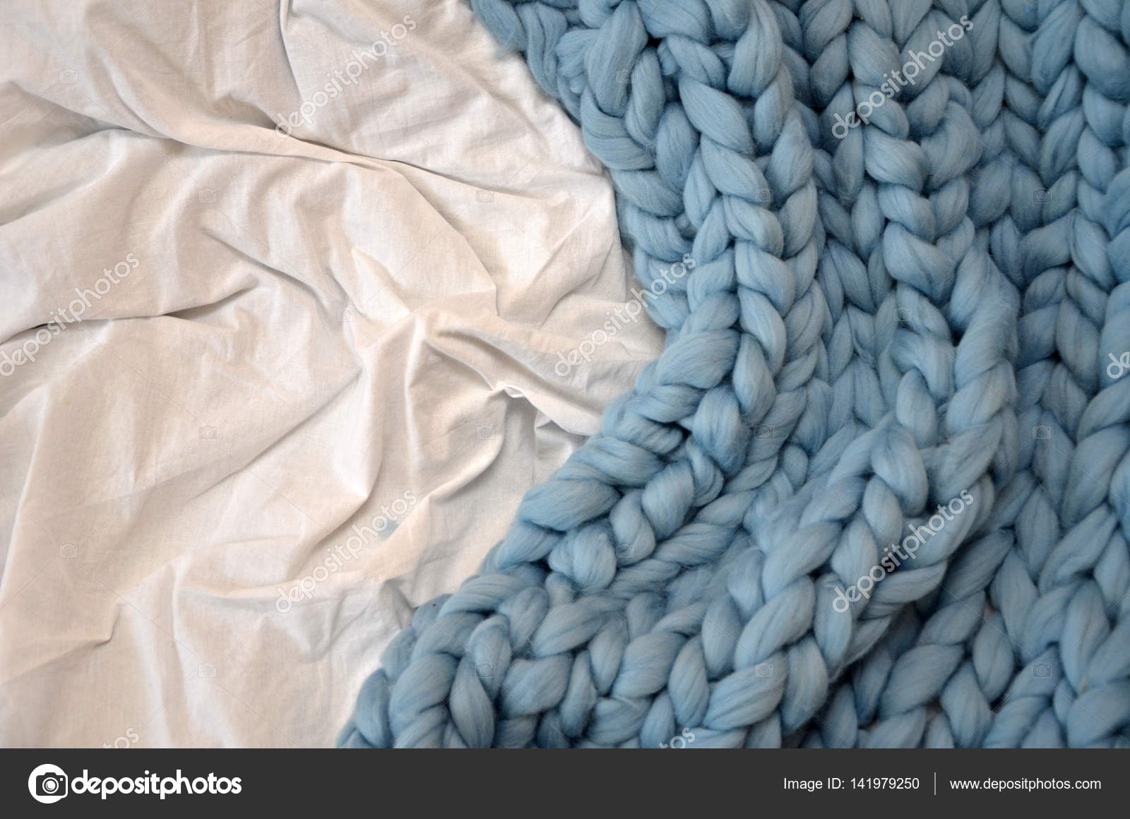 Handgestrickte Grosse Decke Aus Merinowolle Super Klobiges Garn Trendiges Konzept Stockfotografie Lizenzfreie Fotos C Victoryvelychkom 141979250 Depositphotos