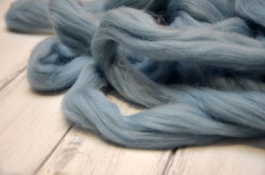 Merinos yün topları, ahşap masanın üzerinde yatan iş parçacığı mavi